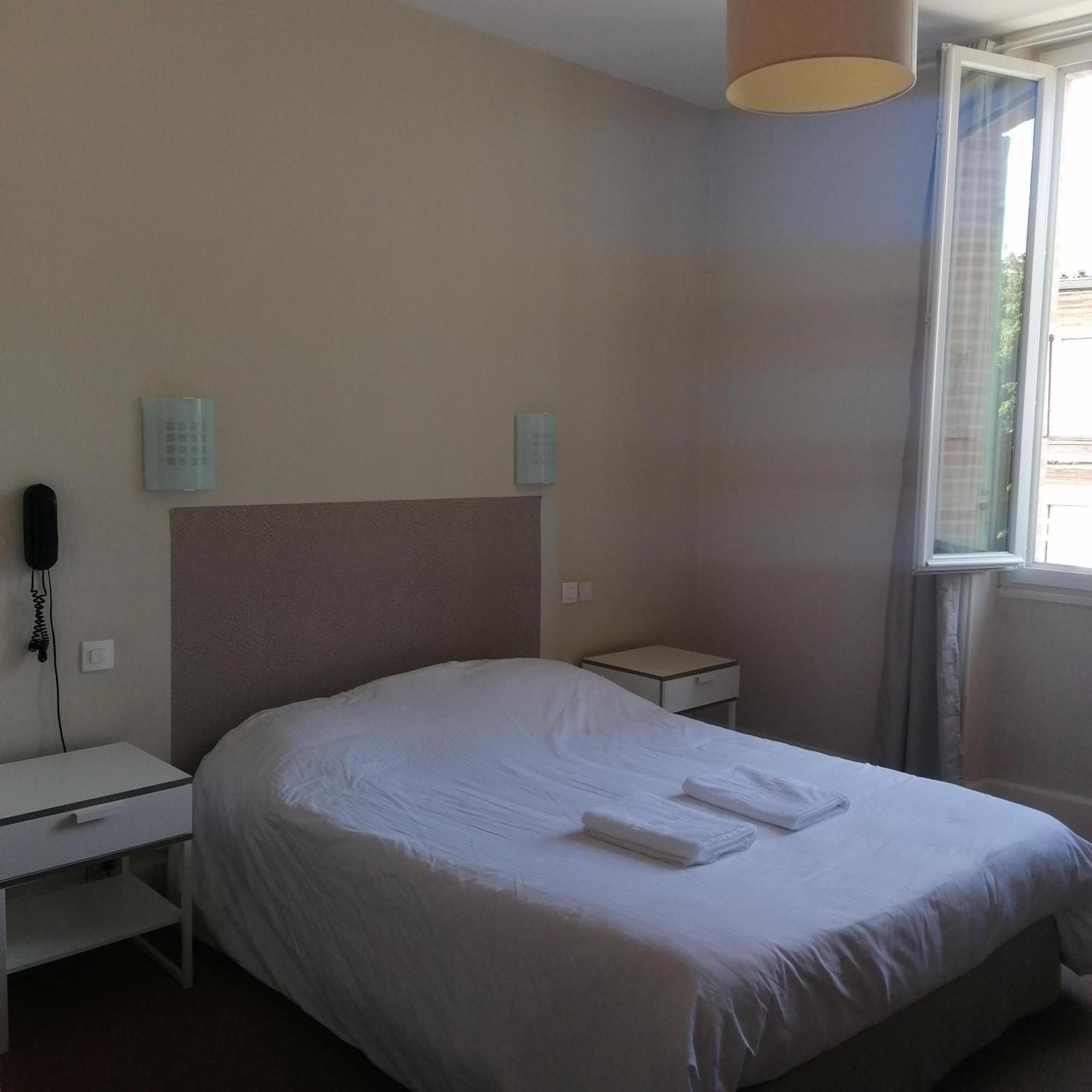 Hotel Le Normandy Beaumont-de-Lomagne Bagian luar foto