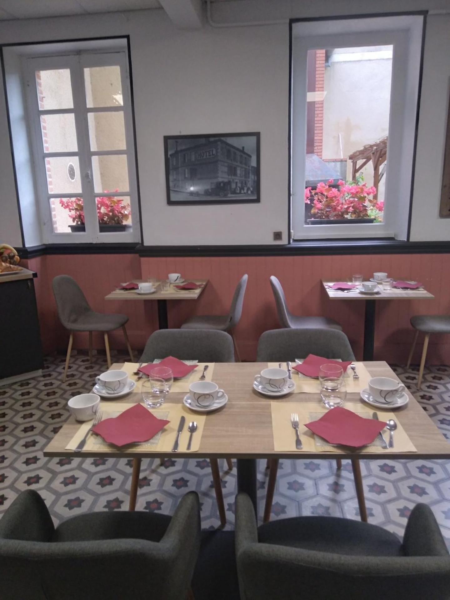 Hotel Le Normandy Beaumont-de-Lomagne Bagian luar foto
