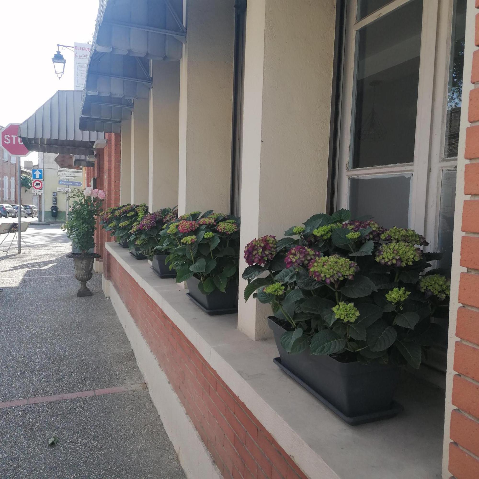 Hotel Le Normandy Beaumont-de-Lomagne Bagian luar foto